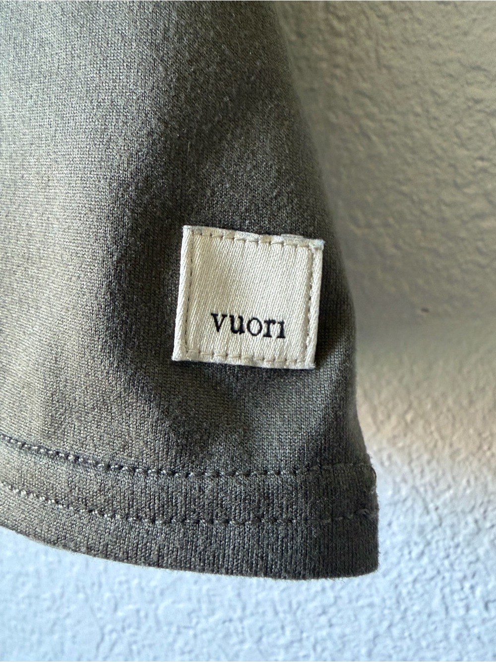 Vuori Energy Tank Womens Medium Custom Notch V-Neck Olive Green Athletic Top EUC - Picture 3 of 12